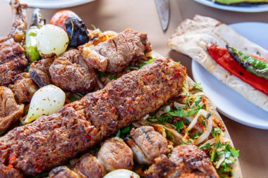 Geleneksel Türk Adana kebabı salata, aperatif, rakı ve salamlı. Türk Lokantasında Türk Mutfağı Yemek Masası. Bu Türk Restoranı 'ndaki Türk yemek kültürü..