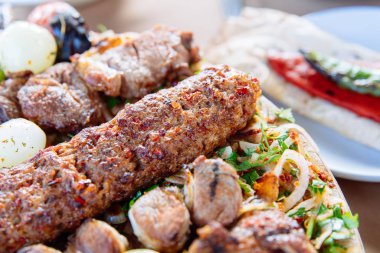 Geleneksel Türk Adana kebabı salata, aperatif, rakı ve salamlı. Türk Lokantasında Türk Mutfağı Yemek Masası. Bu Türk Restoranı 'ndaki Türk yemek kültürü..