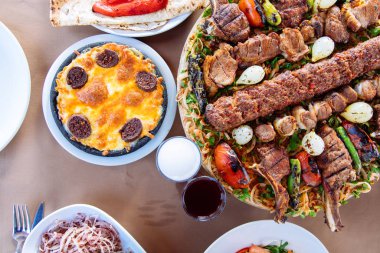 Geleneksel Türk Adana kebabı salata, aperatif, rakı ve salamlı. Türk Lokantasında Türk Mutfağı Yemek Masası. Bu Türk Restoranı 'ndaki Türk yemek kültürü..