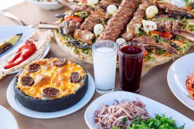 Geleneksel Türk Adana kebabı salata, aperatif, rakı ve salamlı. Türk Lokantasında Türk Mutfağı Yemek Masası. Bu Türk Restoranı 'ndaki Türk yemek kültürü..