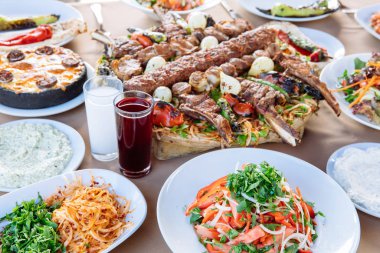 Geleneksel Türk Adana kebabı salata, aperatif, rakı ve salamlı. Türk Lokantasında Türk Mutfağı Yemek Masası. Bu Türk Restoranı 'ndaki Türk yemek kültürü..