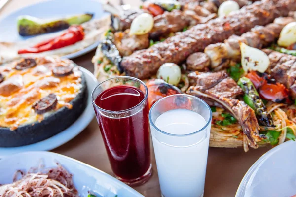 Traditioneller Türkischer Adana Kebab Mit Salaten Vorspeisen Raki Und Salgam — Stockfoto