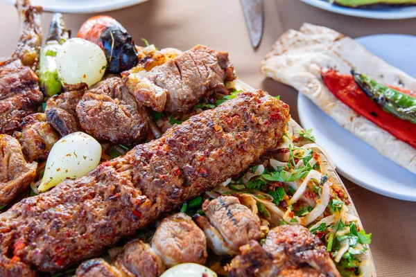 Adana Kebab Traditionnel Turc Avec Salades Hors Œuvre Raki Salgam — Photo