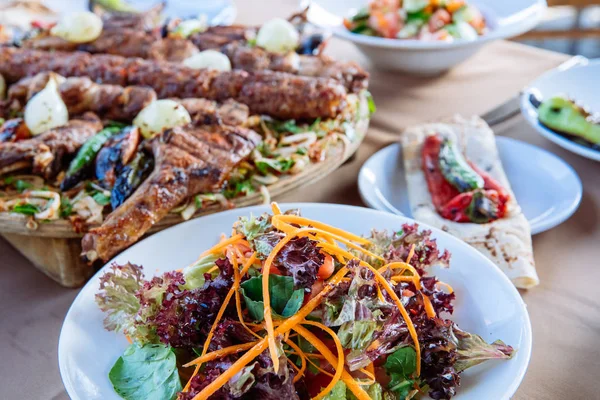 Adana Kebab Tradisional Turki Dengan Salad Makanan Pembuka Raki Dan — Stok Foto
