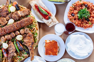 Geleneksel Türk Adana kebabı salata, aperatif, rakı ve salamlı. Türk Lokantasında Türk Mutfağı Yemek Masası. Bu Türk Restoranı 'ndaki Türk yemek kültürü..