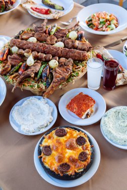 Geleneksel Türk Adana kebabı salata, aperatif, rakı ve salamlı. Türk Lokantasında Türk Mutfağı Yemek Masası. Bu Türk Restoranı 'ndaki Türk yemek kültürü..