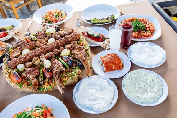 Turco Tradicional Adana Kebab Com Saladas Aperitivos Raki Salgam Cozinha — Fotografia de Stock