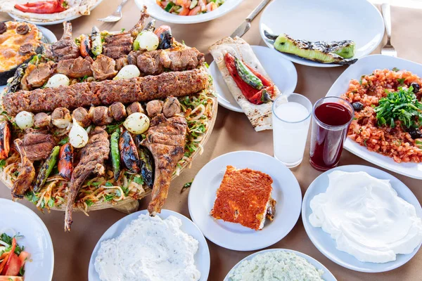 Hagyományos Török Adana Kebab Salátával Előételekkel Raki Val Salgammal Török — Stock Fotó