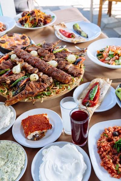 Traditional Turkish Adana Kebab Salads Appetizers Raki Salgam Turkish Cuisine — Stock Photo, Image