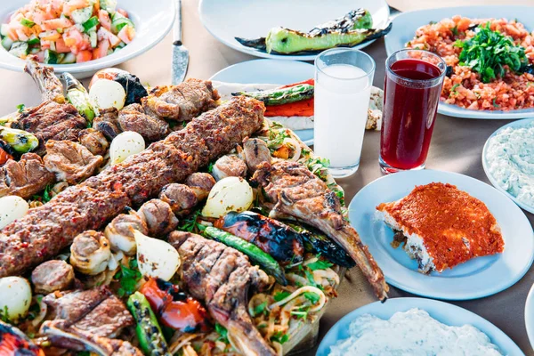 Adana Kebab Traditionnel Turc Avec Salades Hors Œuvre Raki Salgam — Photo