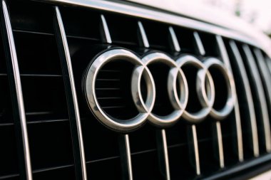 Audi arabasındaki Audi araba logoları veya sembolleri