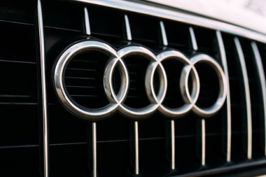Audi arabasındaki Audi araba logoları veya sembolleri