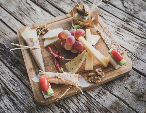 Cheese Board Plate Grapes Fruits Assortment Various Type Cheese Grapes — Stock Photo, Image