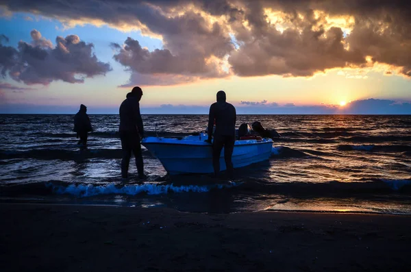 Rybářské Siluety Při Západu Slunce Rybářskou Lodí Moři Rybáři Přijíždějí — Stock fotografie