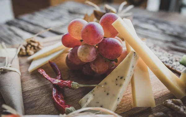 Käseplatte Oder Teller Trauben Und Früchte Sortiment Oder Verschiedene Arten — Stockfoto