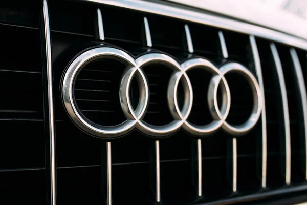 Loga Lub Symbole Samochodów Audi Audi Samochodzie — Zdjęcie stockowe