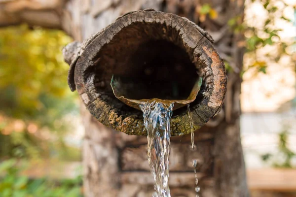 Fuente Natural Madera Agua Manantial Montaña Que Fluye Cuneta Madera —  Fotos de Stock