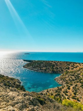 Türkiye 'de Akdeniz ya da Ege kıyısı, kıyı ya da körfez deniz manzarası. Deniz ve ağaçlarla dolu yaz günü manzarası. Mavi gökyüzü olan mavi deniz manzarası, Akdeniz 'deki cennet. Türkiye 'de tatil ve tatil.