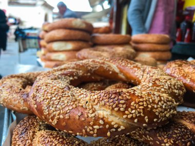 Türk simidi / simit. Türk pastanesi ürünleri. Türkçe hamur işleri. Geleneksel Türk mutfağı kahvaltı kültürü.