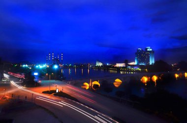 Sabancı Merkez Camii ve Taş Köprü, Adana, Türkiye' de. Seyhan Nehri önünde cami minareleri ile Adana Belediyesi.
