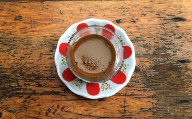 Türk ya da Yunan Kahvesi kırsal ahşap masa üzerinde. Geleneksel lezzetli içecek kahvesi.