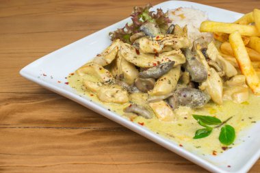 Beyaz arka planda beyaz tabakta mantarlı Fettuccine Alfredo Penne Pasta