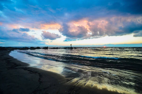 Mooie Schone Blauwe Lucht Wolken Zee Oceaan Golven Het Strand — Stockfoto
