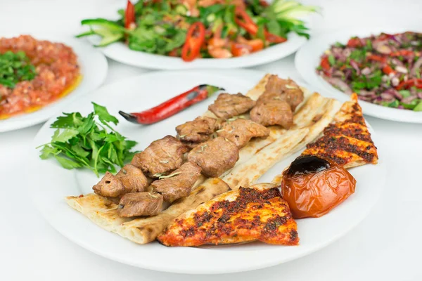 Hagyományos Török Grillezett Mangal Shish Skewer Kebab Adana Kebap Salátával — Stock Fotó