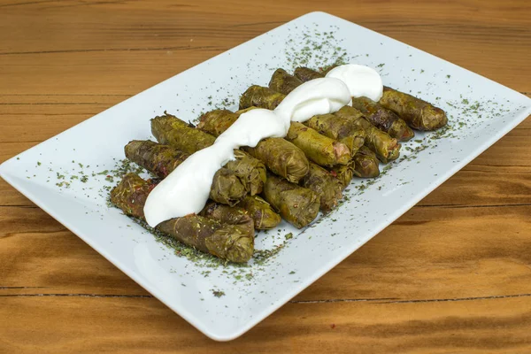 Traditionell Turkisk Mat Sarma Med Yoghurt Sarmani Mat Grönsaker Turkiska — Stockfoto