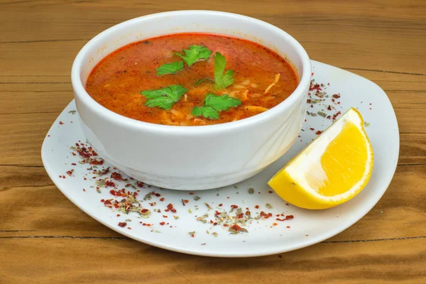 Enak Pedas Sup Tomat Dengan Lemon Dalam Mangkuk Sup Atas — Stok Foto
