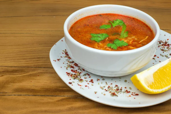 Enak Pedas Sup Tomat Dengan Lemon Dalam Mangkuk Sup Atas — Stok Foto