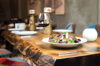 Şarap ve yeşil sebze ızgara veya biftek salatası Akşam yemeği.