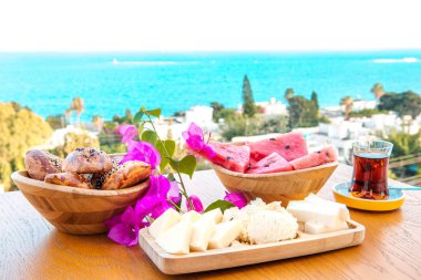 Oteldeki kumsalda kahvaltı ya da yaz mevsiminde deniz kenarında tatil. Tatil ve tatil kahvaltısı görüntüsü. Türkiye veya Yunanistan 'ın Bodrum kentinde geleneksel Türk veya Yunan kahvaltısı