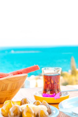 Oteldeki kumsalda kahvaltı ya da yaz mevsiminde deniz kenarında tatil. Tatil ve tatil kahvaltısı görüntüsü. Türkiye veya Yunanistan 'ın Bodrum kentinde geleneksel Türk veya Yunan kahvaltısı