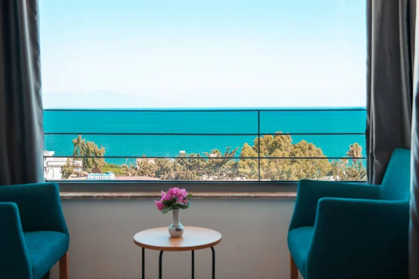 Κενό Δωμάτιο Ξενοδοχείου Παραθεριστικού Θέρετρου Θέα Την Παραλία Και Θάλασσα — Φωτογραφία Αρχείου