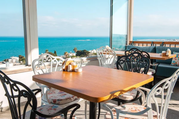トルコのボドルム市 Gumuslukのビーチでのレストランやカフェの眺め 美しいエーゲ海の近くのボドルム町のエーゲ海の海辺のスタイルのカラフルな椅子 テーブルと花 — ストック写真