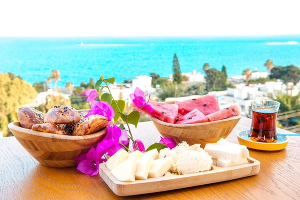 Oteldeki kumsalda kahvaltı ya da yaz mevsiminde deniz kenarında tatil. Tatil ve tatil kahvaltısı görüntüsü. Türkiye veya Yunanistan 'ın Bodrum kentinde geleneksel Türk veya Yunan kahvaltısı