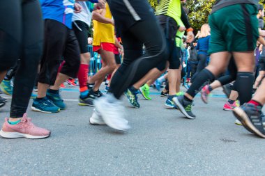 Adana, Seyhan / Türkiye - 01-05-2019: Maratonda koşan maraton koşucuları. 10. Uluslararası Adana Kurtuluşu, bağımsızlık 5 Ocak 'ta Yarı Maraton koşucuları ve maraton atletleri