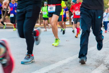 Adana, Seyhan / Türkiye - 01-05-2019: Maratonda koşan maraton koşucuları. 10. Uluslararası Adana Kurtuluşu, bağımsızlık 5 Ocak 'ta Yarı Maraton koşucuları ve maraton atletleri
