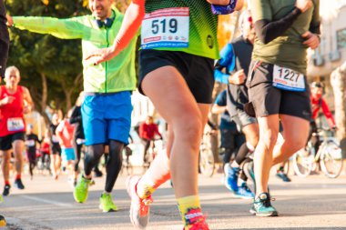 Adana, Seyhan / Türkiye - 01-05-2019: Maratonda koşan maraton koşucuları. 10. Uluslararası Adana Kurtuluşu, bağımsızlık 5 Ocak 'ta Yarı Maraton koşucuları ve maraton atletleri