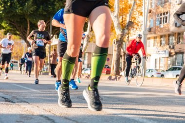 Adana, Seyhan / Türkiye - 01-05-2019: Maratonda koşan maraton koşucuları. 10. Uluslararası Adana Kurtuluşu, bağımsızlık 5 Ocak 'ta Yarı Maraton koşucuları ve maraton atletleri