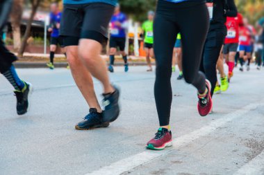 Maraton koşucuları halk maratonunda koşuyor. Maraton koşucuları ve maraton sporcuları şehir koşusunda koşuyor.