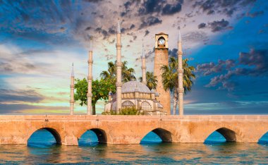 Sabancı Merkez Camii, Adana'da Eski Saat Kulesi ve Taş Köprü. Seyhan Nehri önünde cami minareleri ile Adana Belediyesi.
