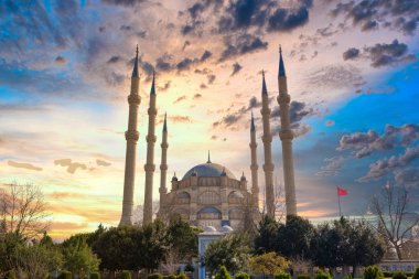 Sabancı Merkez Camii, Adana'da Eski Saat Kulesi ve Taş Köprü. Seyhan Nehri önünde cami minareleri ile Adana Belediyesi.