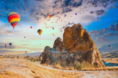 Nevşehir, Göreme, Kapadokya Türkiye'deki peri bacalarında uçan renkli sıcak hava balonları. Muhteşem Kapadokya Türkiye'de sıcak hava balonu uçuşu.