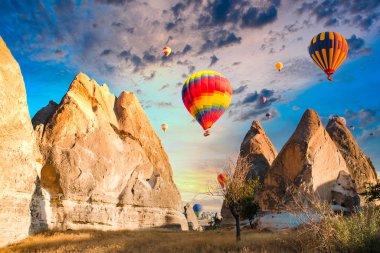 Nevşehir, Göreme, Kapadokya Türkiye'deki peri bacalarında uçan renkli sıcak hava balonları. Muhteşem Kapadokya Türkiye'de sıcak hava balonu uçuşu.