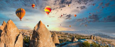 Nevşehir, Göreme, Kapadokya Türkiye'deki peri bacalarında uçan renkli sıcak hava balonları. Muhteşem Kapadokya Türkiye'de sıcak hava balonu uçuşu.