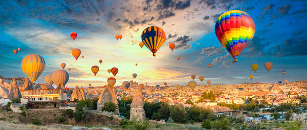Красочные воздушные шары, летящие над сказочными дымоходами в Невшехире, Гореме, Каппадокии, Турции. Полет на воздушном шаре в Каппадокии
.