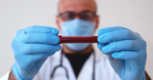 Лікар оглядає Coronavirus Blood Test Tube — стокове відео