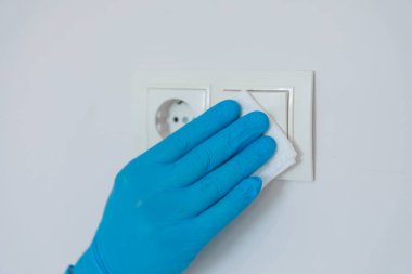 Covid-19, 2019-nCoV veya Coronavirus 'un yayılmasını önlemek için eldiven ile yüzeylerin temizlenmesi ve dezenfekte edilmesi. Islak mendilleri dezenfekte ederek evdeki, ofisteki, hastanedeki masaları siliyorum..